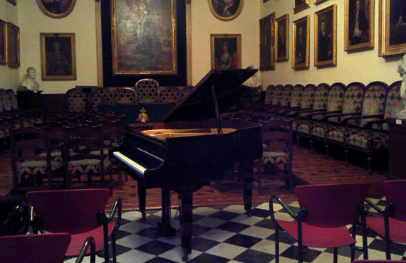 Afinador de pianos a Casa Llotja de Mar, Cambra de Começ de Barcelona