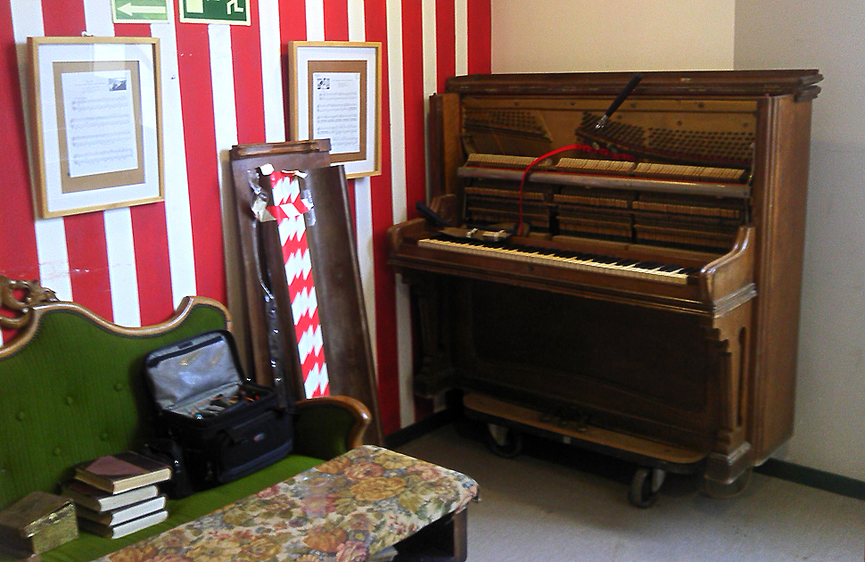 Afinació de pianos a l'Hostel INOUT, Barcelona