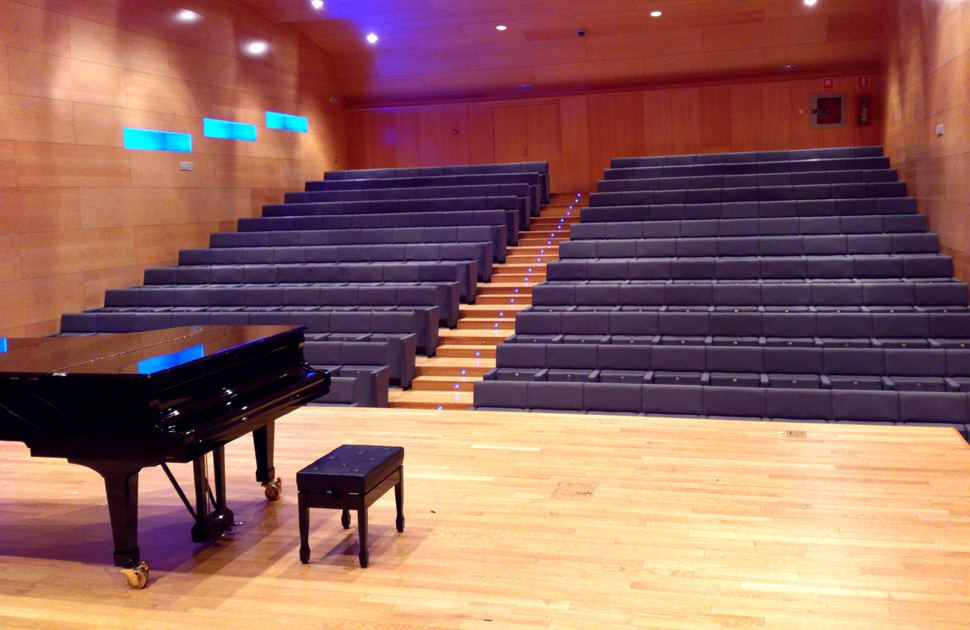 Afinador de pianos a l'Auditori Can Roig i Torres, Santa Coloma de Gramenet (II).